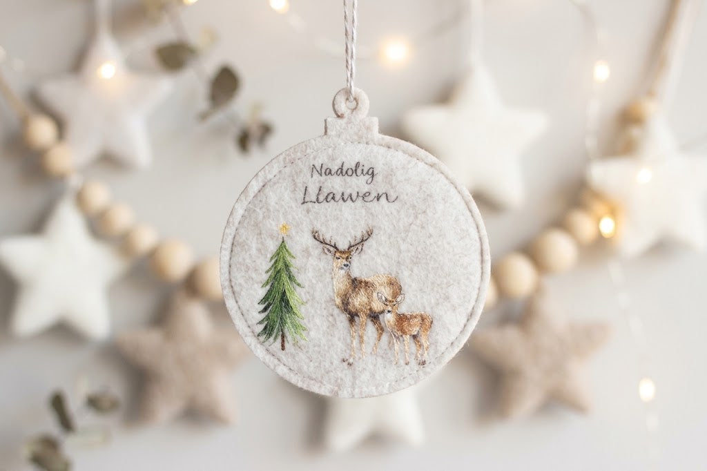 Addurn crog Nadolig Llawen gyda cheirw a choeden gan Cardiau.Cymru | Cardiau.Cymru hanging Christmas decoration with deer and a tree