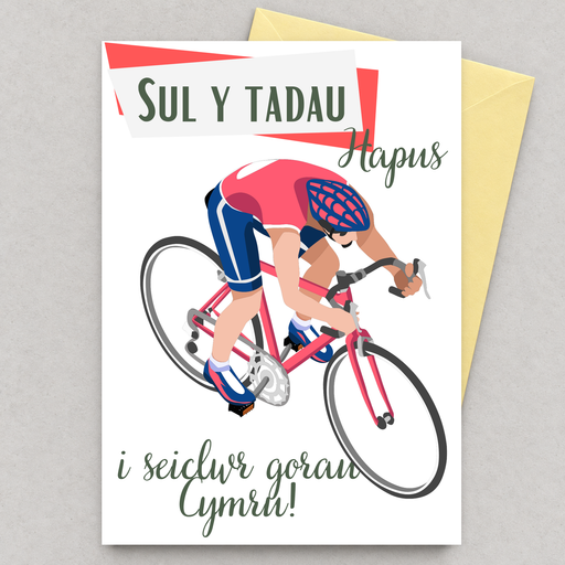 Cerdyn Sul y Tadau Hapus i seiclwr gorau Cymru gyda seiclwr, yn gorwedd yn fflat gydag amlen felen / Welsh Father’s Day card for the best cyclist in Wales, lying flat with a yellow envelope