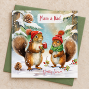 Cerdyn Nadolig Llawen Mam a Dad gyda dwy wiwer gydag anrhegion yn yr eira, yn wastad gydag amlen werdd / Welsh Christmas card lying flat with a green envelope