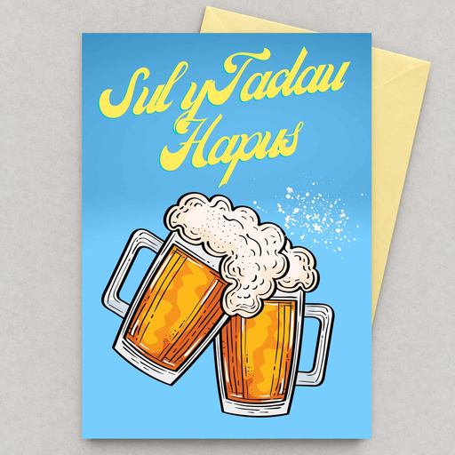 Cerdyn Sul y Tadau Hapus gyda dau fwg o gwrw, yn gorwedd yn fflat gydag amlen felen / Welsh Father’s Day card with two beer mugs, lying flat with a yellow envelope