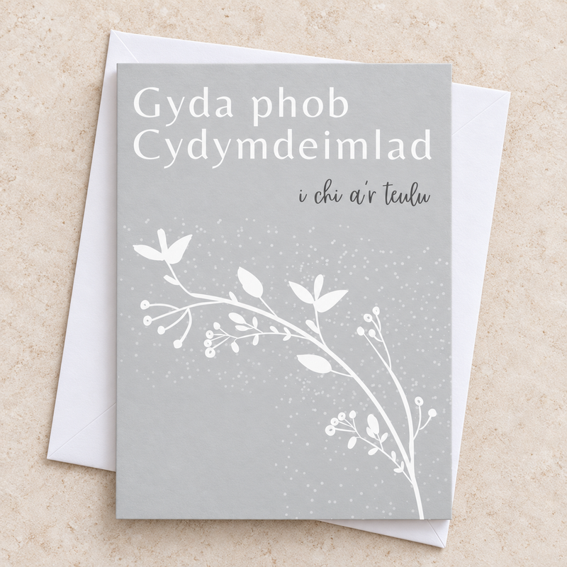 Cerdyn cydymdeimlad i chi a’r teulu, blodau gwyn ar lwyd / Welsh family sympathy card with white flowers on grey.